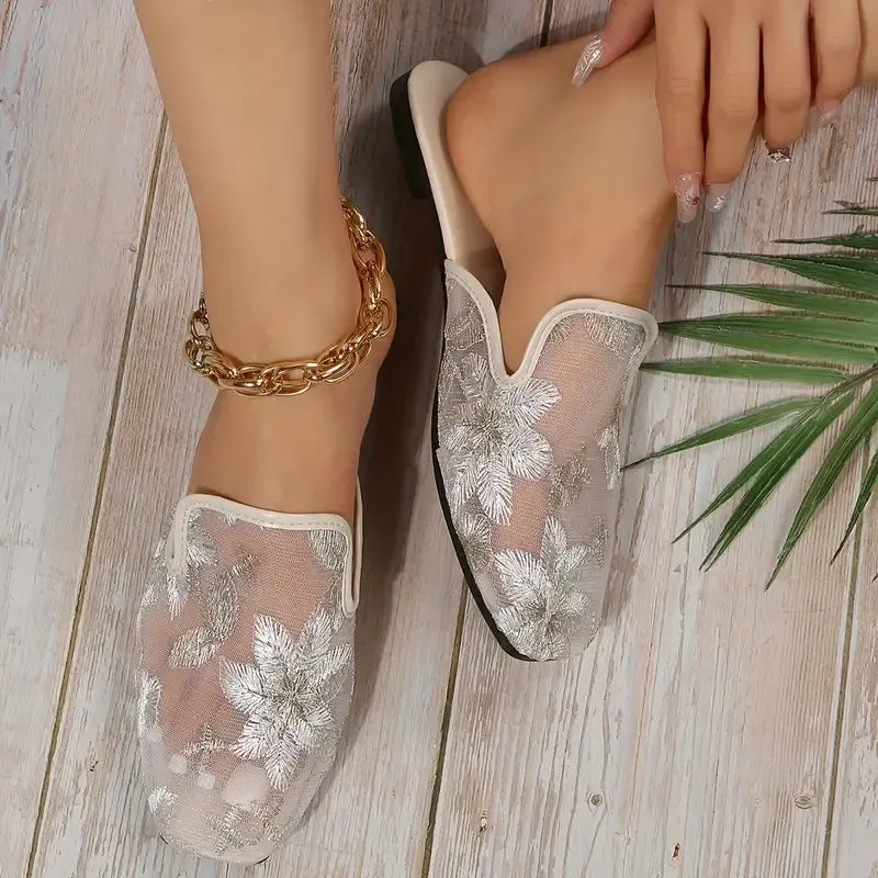 Elegante, bestickte Slipper zum Hineinschlüpfen