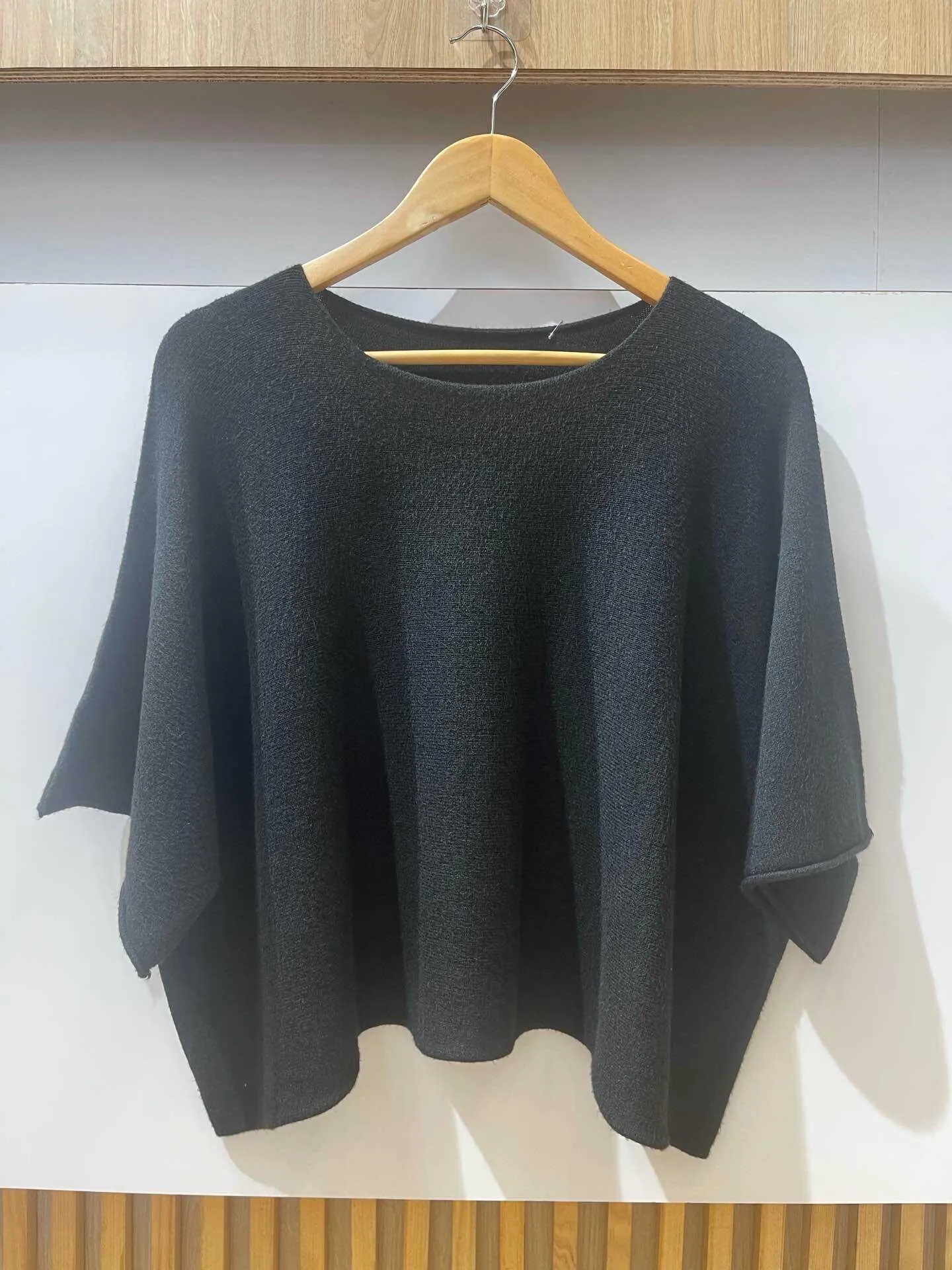 Poncho-Pullover mit Rundhalsausschnitt