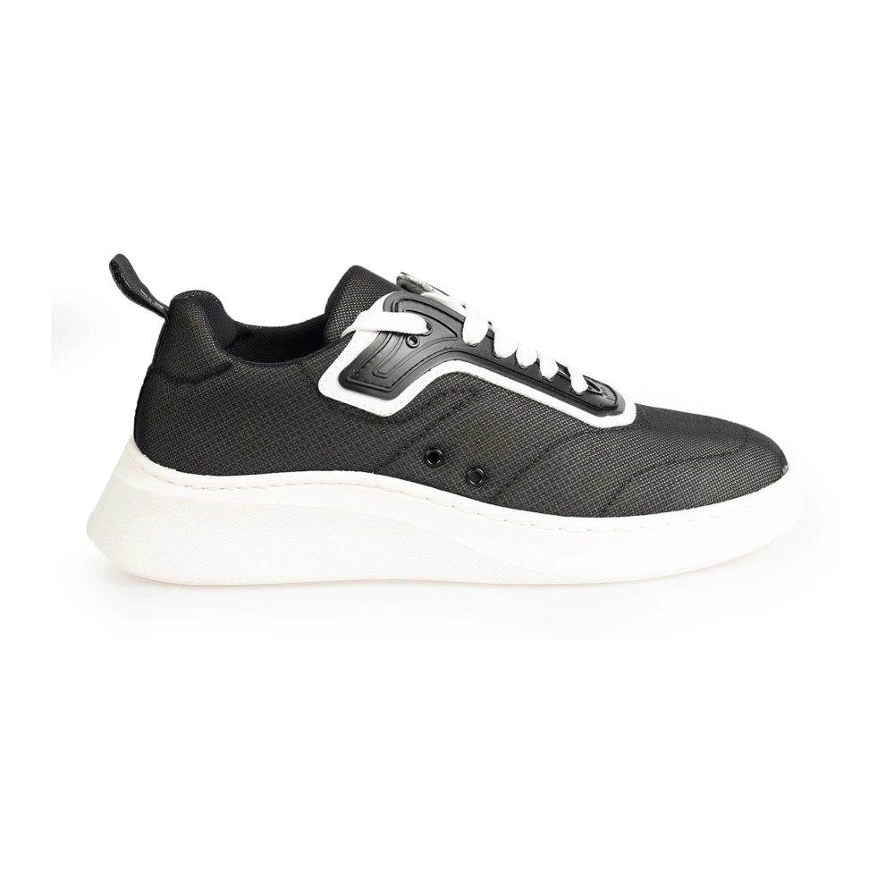 Sneakers mit Schnürung und abgerundeter Spitze